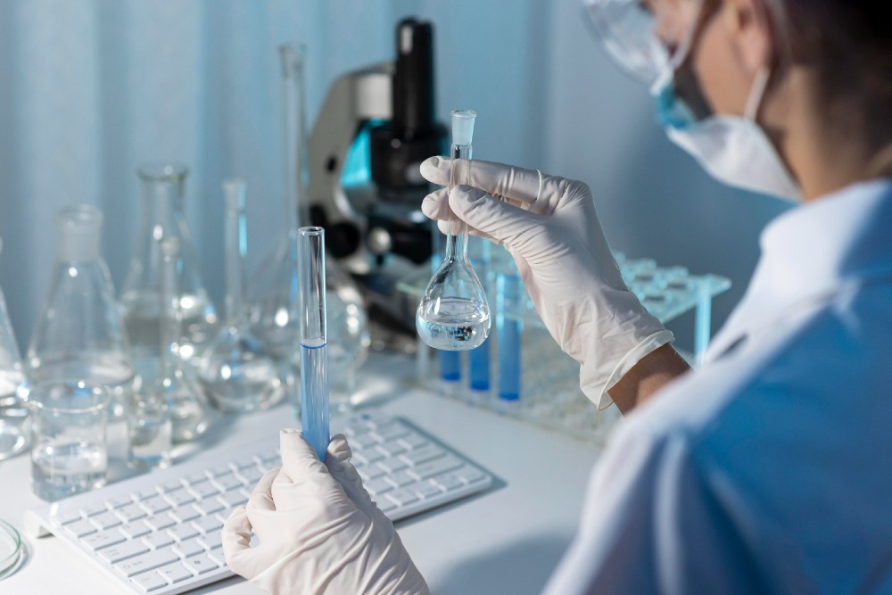 Grado en Biología, Biotecnología, Química o CFGS Análisis y Control Calidad, Lab. Clínico